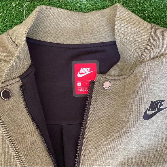 NIKE 2 Piece set - Jacket and Joggers - Picture 3 of 9